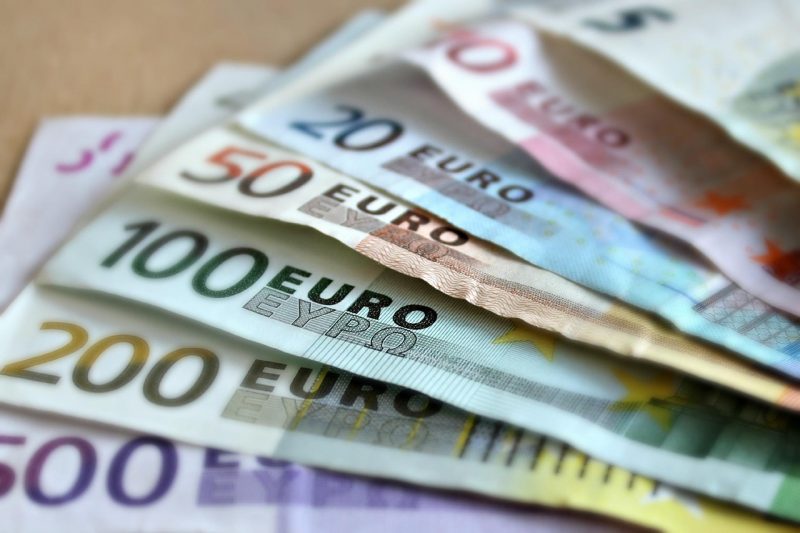 Notas de euro empilhadas