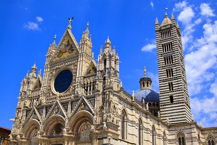 Fachada da Catedral de Siena na Itália