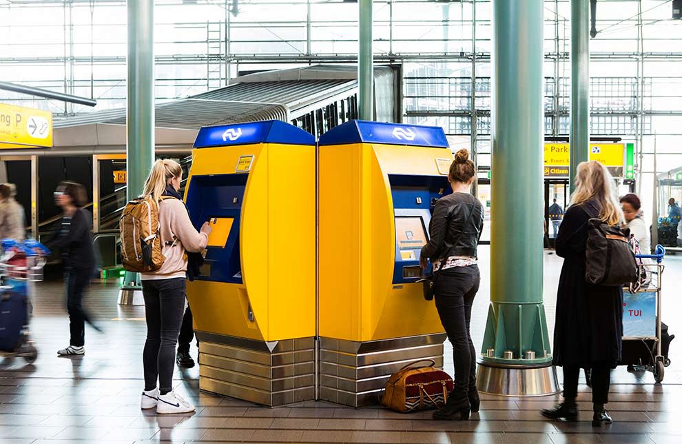 Máquina para compra de bilhete de trem no aeroporto de Amsterdã