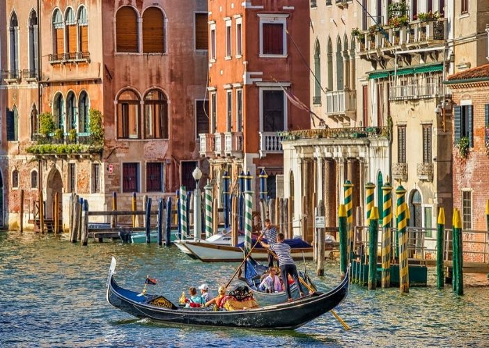 Família passeia de gôndola por Veneza.
