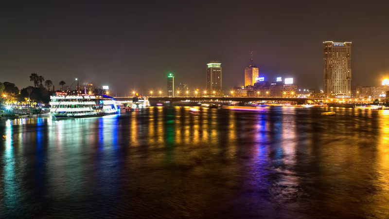 Cruzeiro pelo Rio Nilo à noite