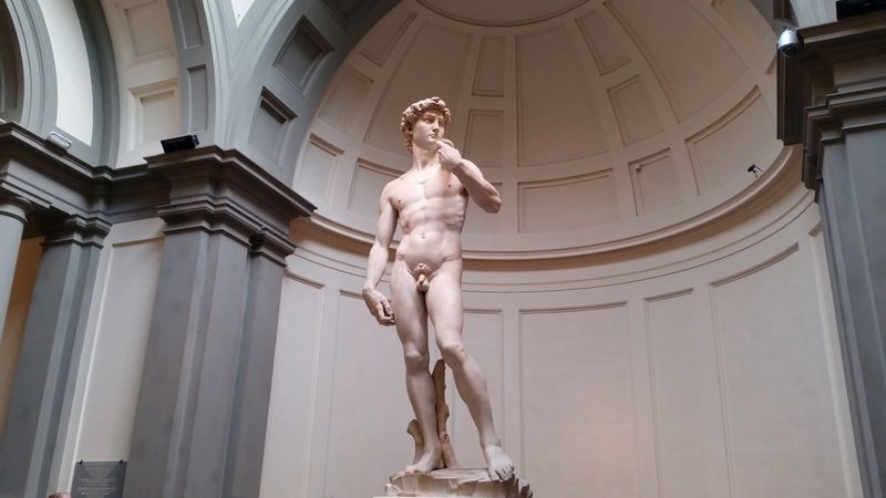 Escultura "David" de Michelangelo exposta no museu.
