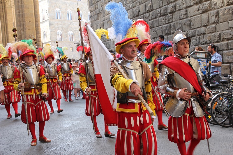 Pessoas desfilam com trajes antigos no desfile Corteo Storico della Republica Fiorentina no dia de Snat'Anna em Florença.