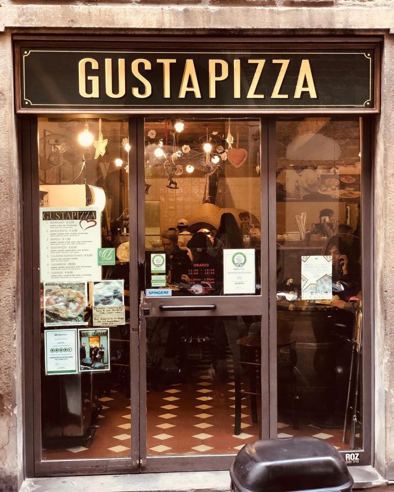 Fachada do restaurante GustaPizza em Florença.