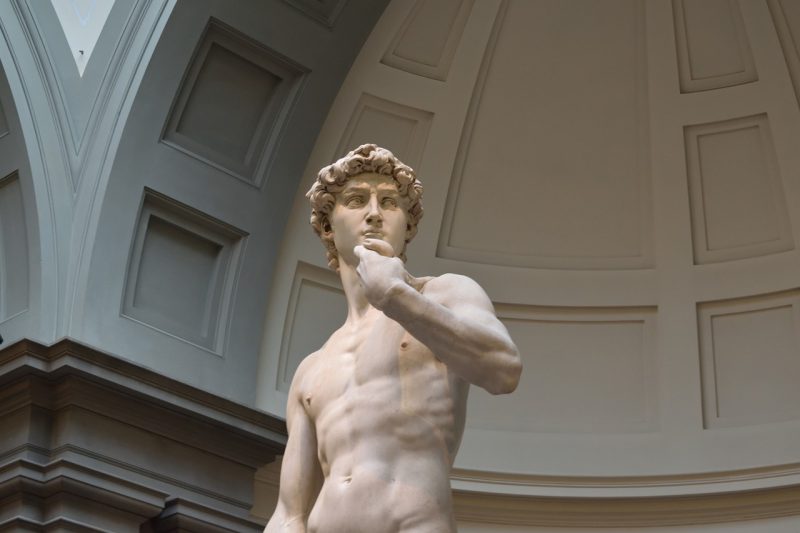 Obra David, de Michelangelo em exposição na Galeria Academia em Florença.