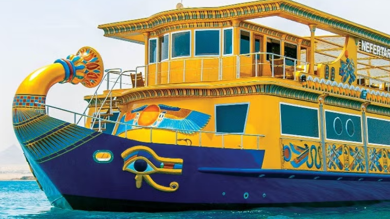 Barco Nefertari no Mar Vermelho