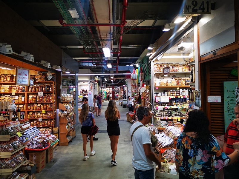 Lojas com produtos alimentícios na Galleria Commerciale Santa Maria Novella