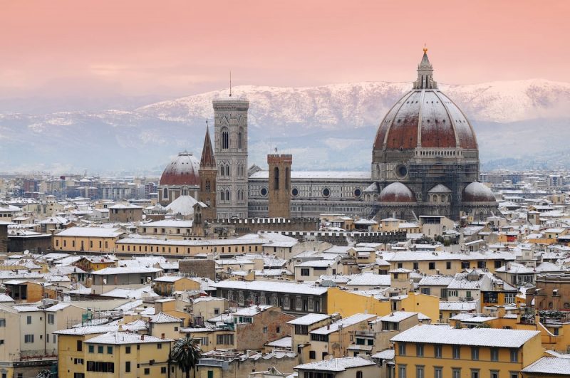 Vista da cidade de Florença no inverno. Nota-se neve presente na cidade.