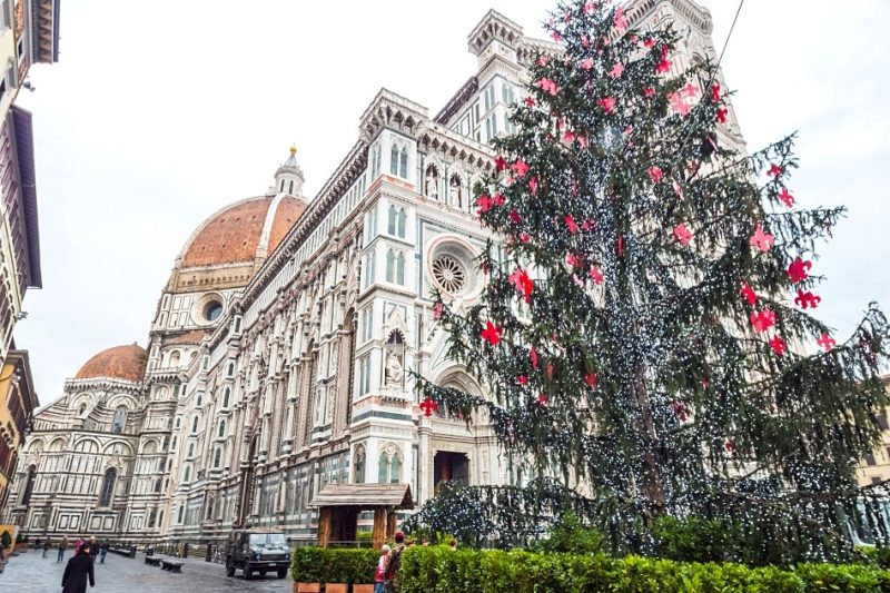 Inverno em Florença: árvore de Natal em frente à Catedral
