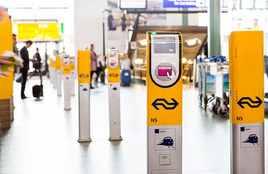 Máquina para validação do ticket de trem no aeroporto de Amsterdã