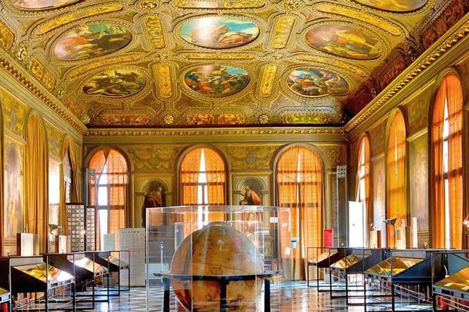 Sala dourada com exposições no Museu Correr em Veneza. Nota-se em primeiro plano um globo terrestre antigo.