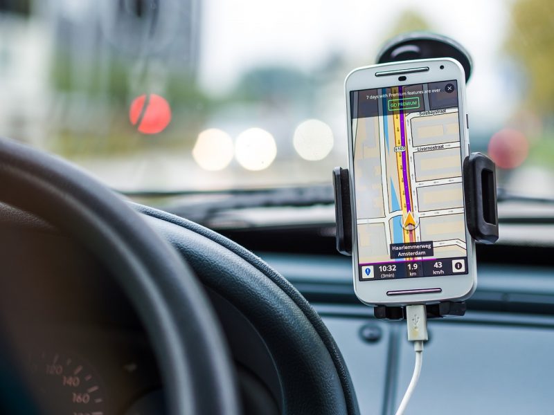 Celular servindo como GPS em carro.