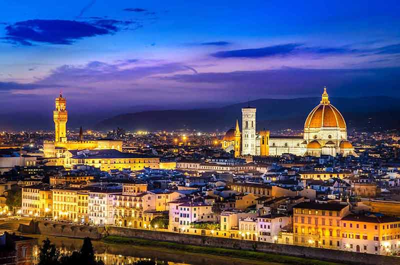 Vista da cidade de Florença à noite.