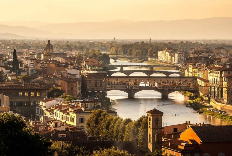Vista da cidade de Florença (tendo a Ponte Vecchio como destaque) no outono.