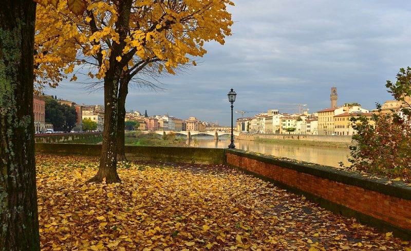 Vista da Ponte Vecchio na cidade de Florença no outono.
