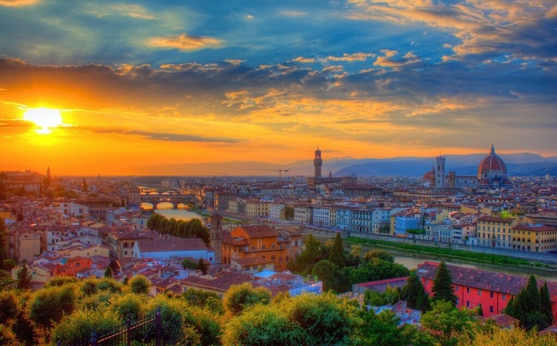 Vista da Piazzale Michelangelo em Florença ao pôr do sol.