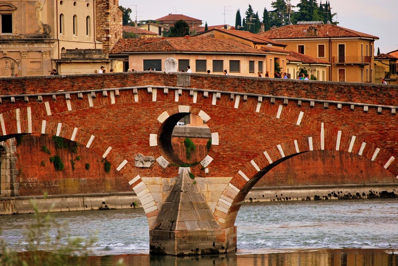 Ponte Pietra em Verona, Itália