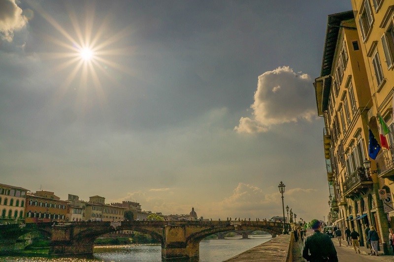 Ponte Vecchio em Florença durante o verão na cidade.