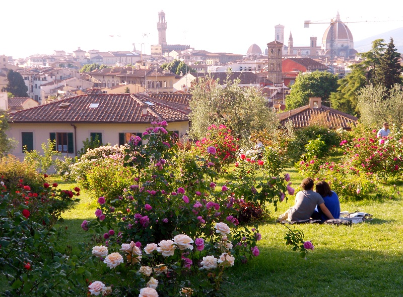 Casal admira Florença no Giardino delle Rose em Florença