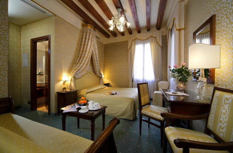 Interior de quarto do Hotel Ca' D'Oro em Veneza.
