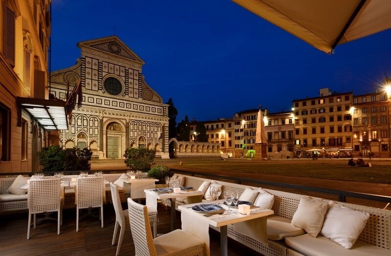 Restaurante La Buona Novella em Florença. Nota-se algumas mesas de frente para a Basílica Santa Maria Novella.