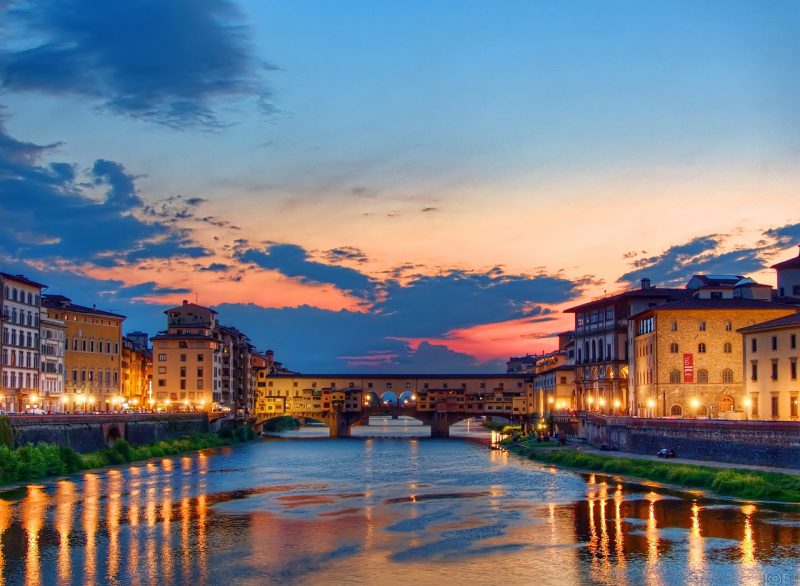 Vista da Ponte Vecchio ao pôr do sol em Florença.
