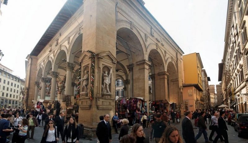 Pessoas andam pela Via Calimala em Florença.