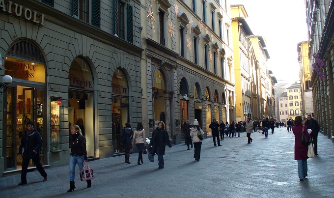 Pessoas compram na Via Roma em Florença na Itália.
